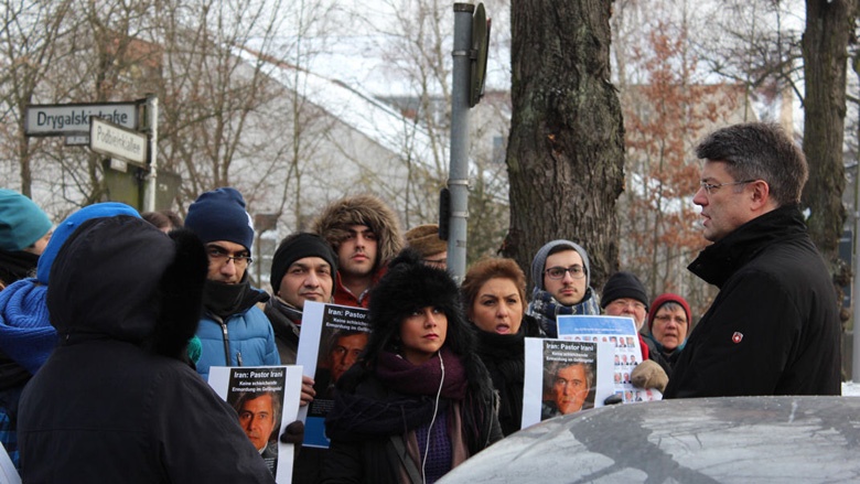 Mahnwache für Behnam Irani vor der Iranischen Botschaft in Berlin