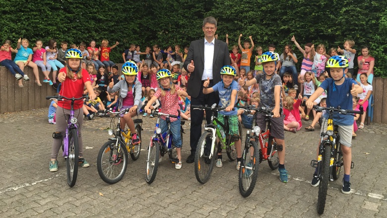 Patrick Schnieder übergibt 30 Fahrradhelme an Grundschule Arzfeld