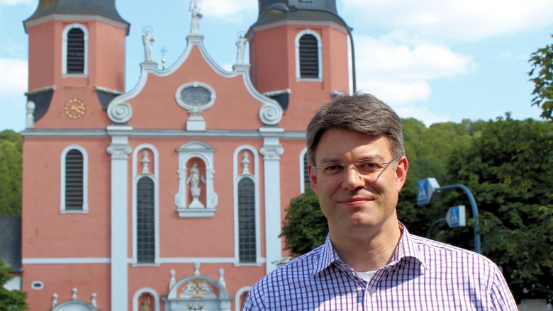 Patrick Schnieder vor der Prümer Basilika