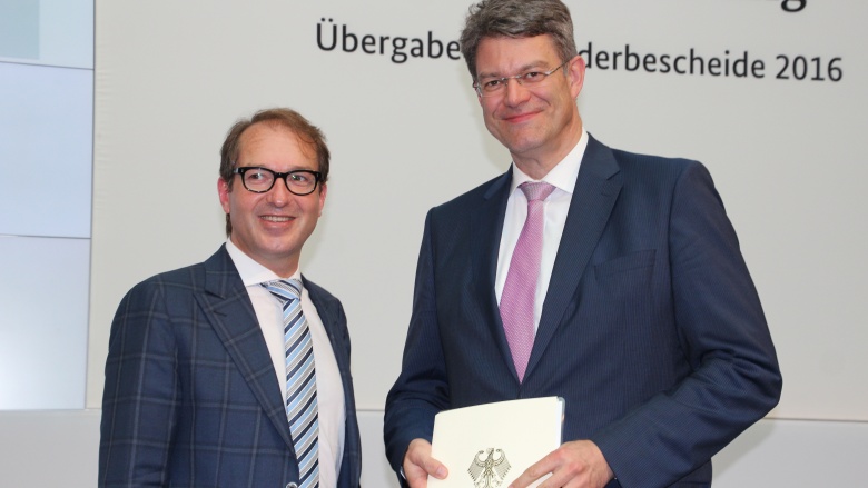Schnieder nimmt Förderbescheid entgegen