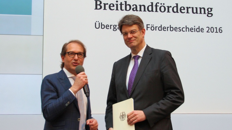 Patrick Schnieder nimmt einen Förderbescheid für den Breitbandausbau von Alexander Dobrindt entgegen Patrick Schnieder nimmt einen Förderbescheid für den Breitbandausbau von Alexander Dobrindt entgegen