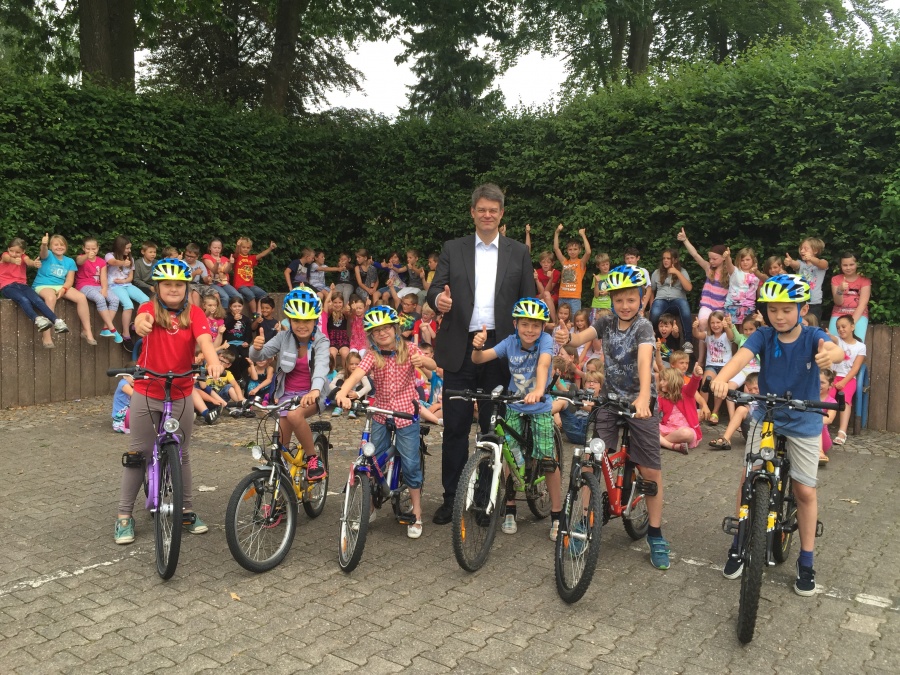 30 neue Fahrradhelme für die Grundschule Arzfeld