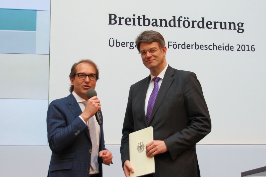 Patrick Schnieder nimmt einen Förderbescheid für den Breitbandausbau von Alexander Dobrindt entgegen
