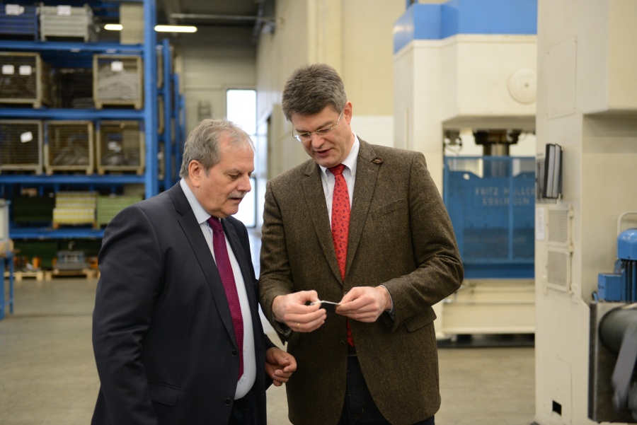 Patrick Schnieder besucht die PUK-Werke in Schönecken