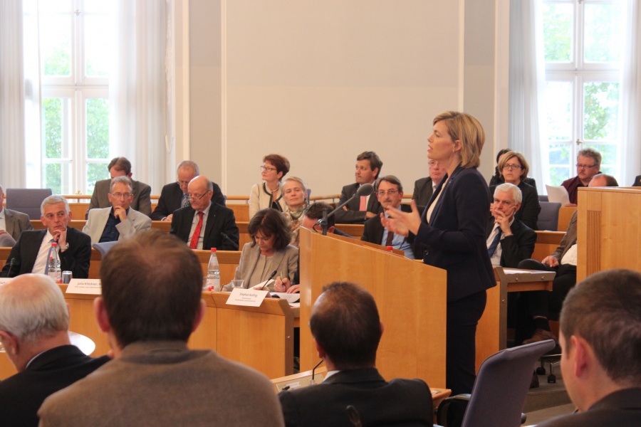Julia Klöckner spricht auf dem 3. Flüchtlingsgipfel der CDU-Landtagsfraktion Rheinland-Pfalz